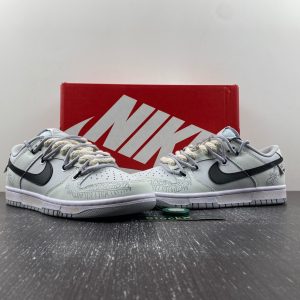 Nike Dunk Low。