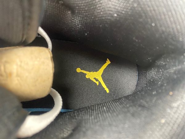 Air Jordan 1 Mid - Image 12